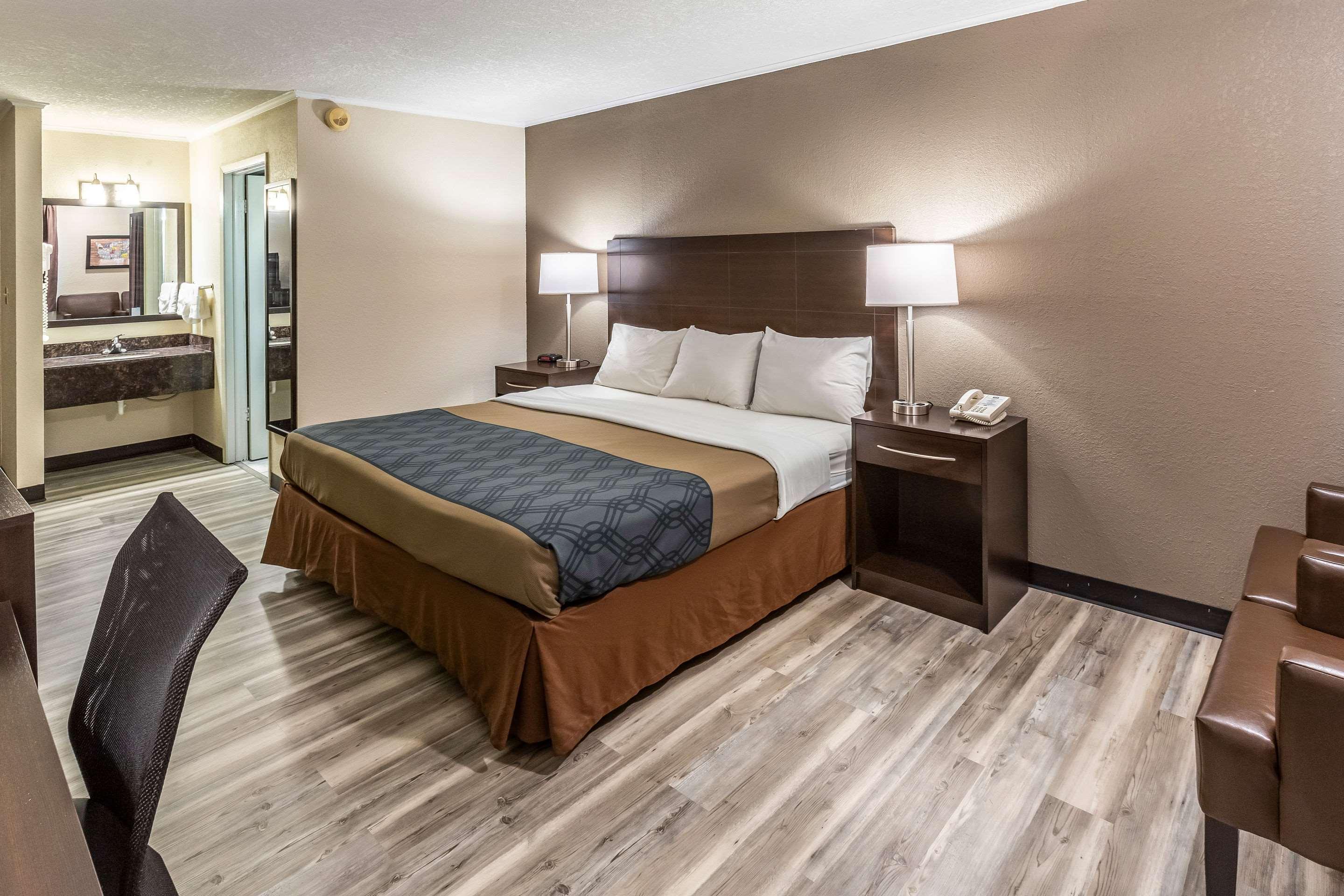 Econo Lodge Inn & Suites Нютън Екстериор снимка
