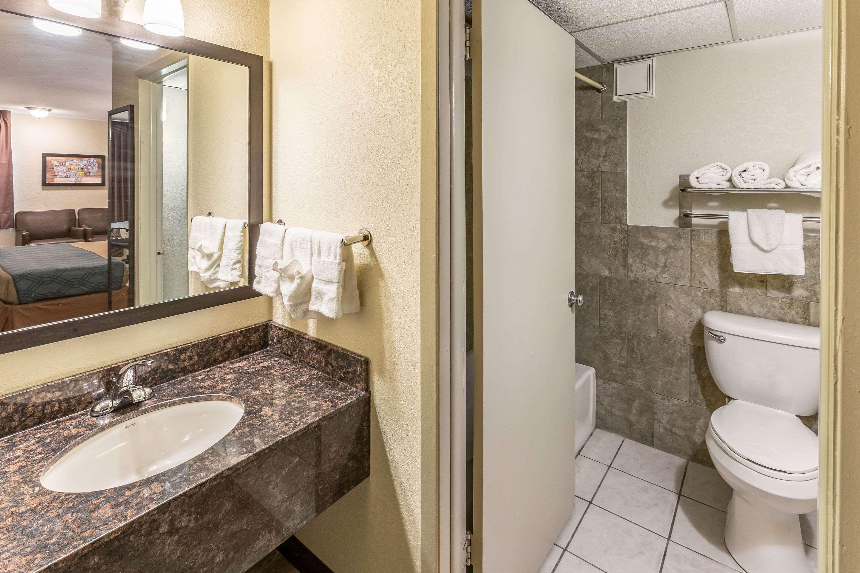 Econo Lodge Inn & Suites Нютън Екстериор снимка