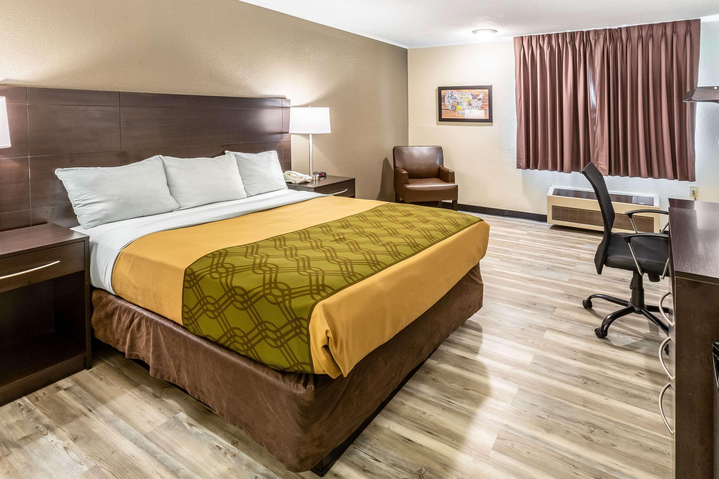 Econo Lodge Inn & Suites Нютън Екстериор снимка