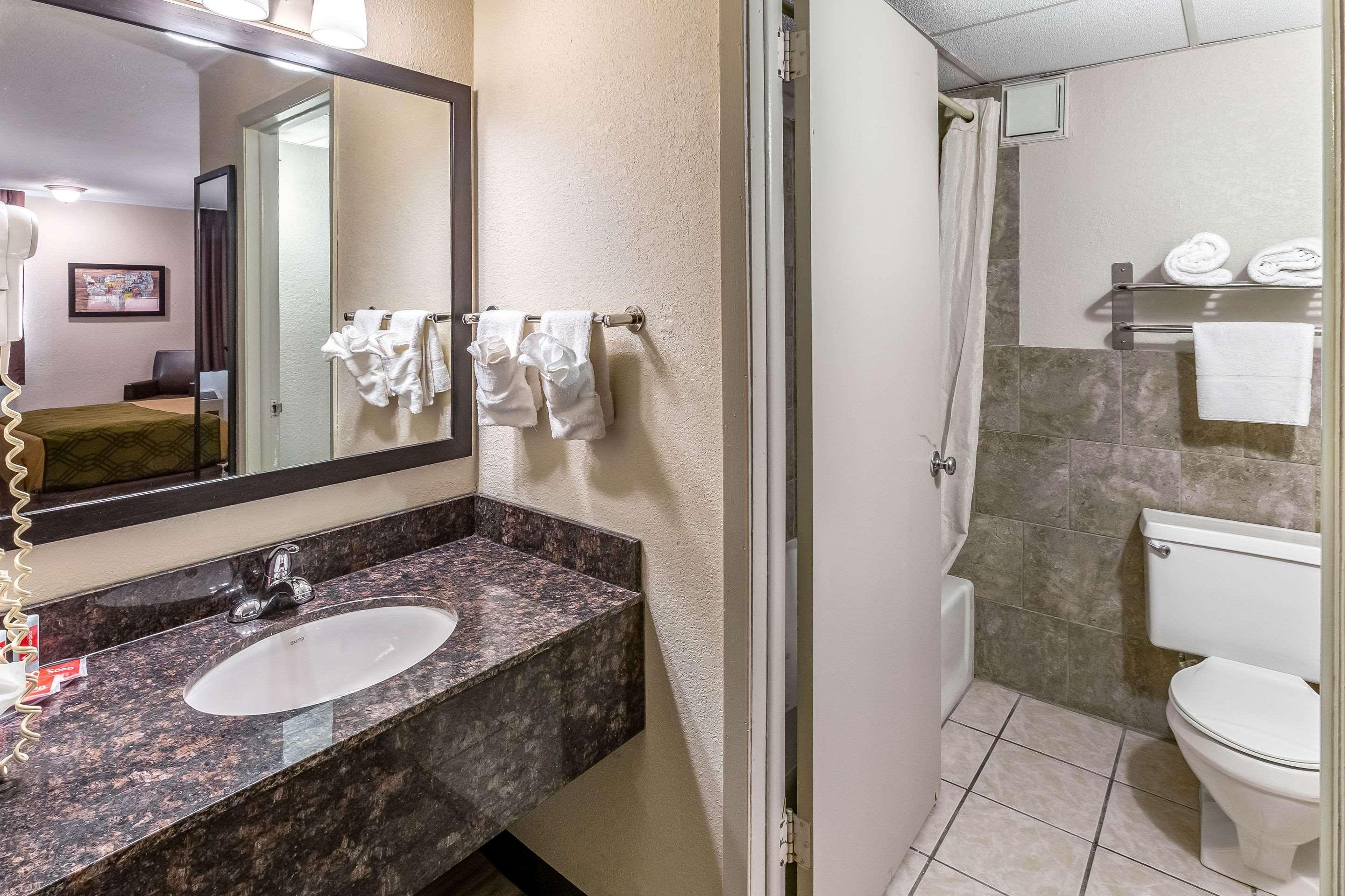 Econo Lodge Inn & Suites Нютън Екстериор снимка