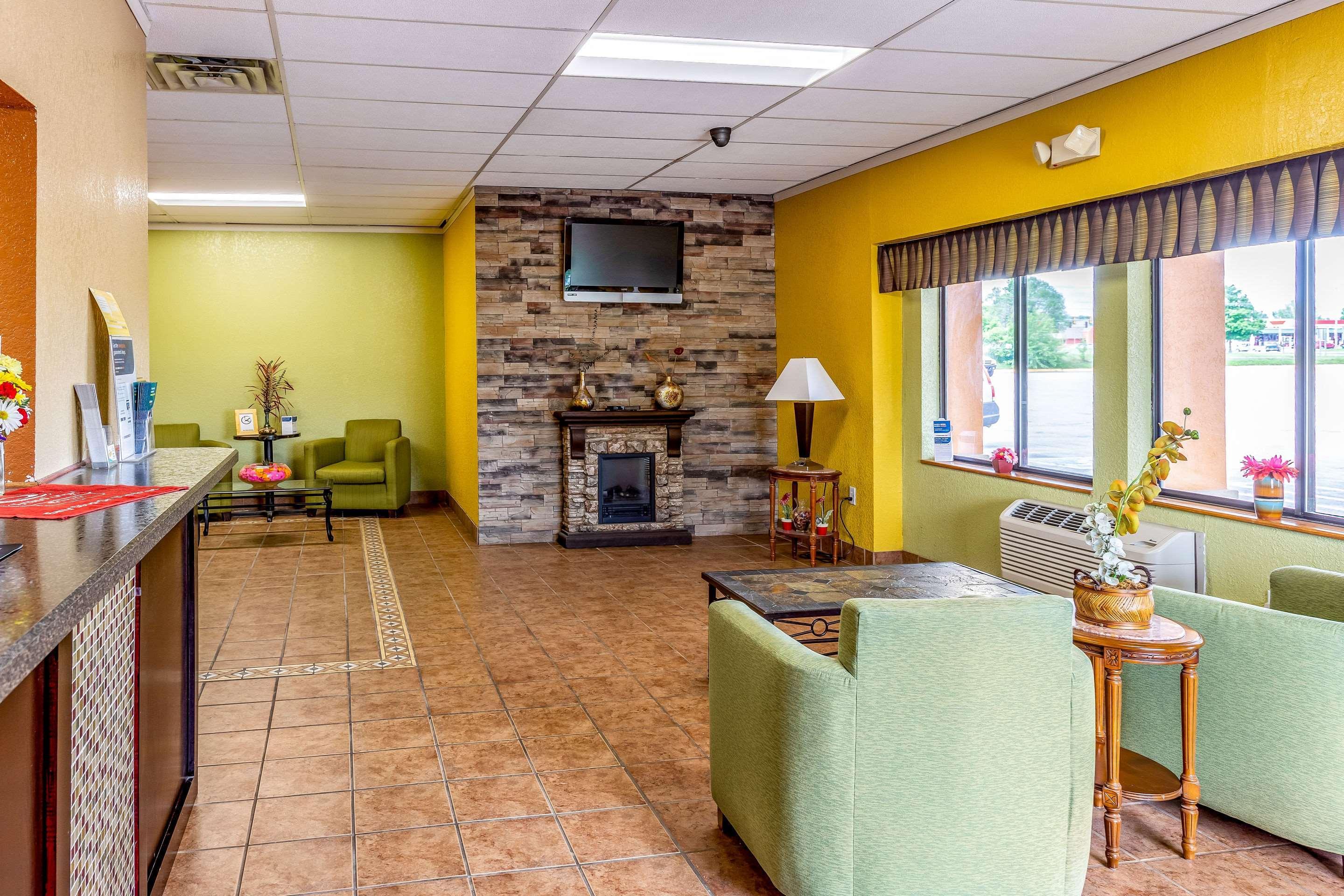 Econo Lodge Inn & Suites Нютън Екстериор снимка