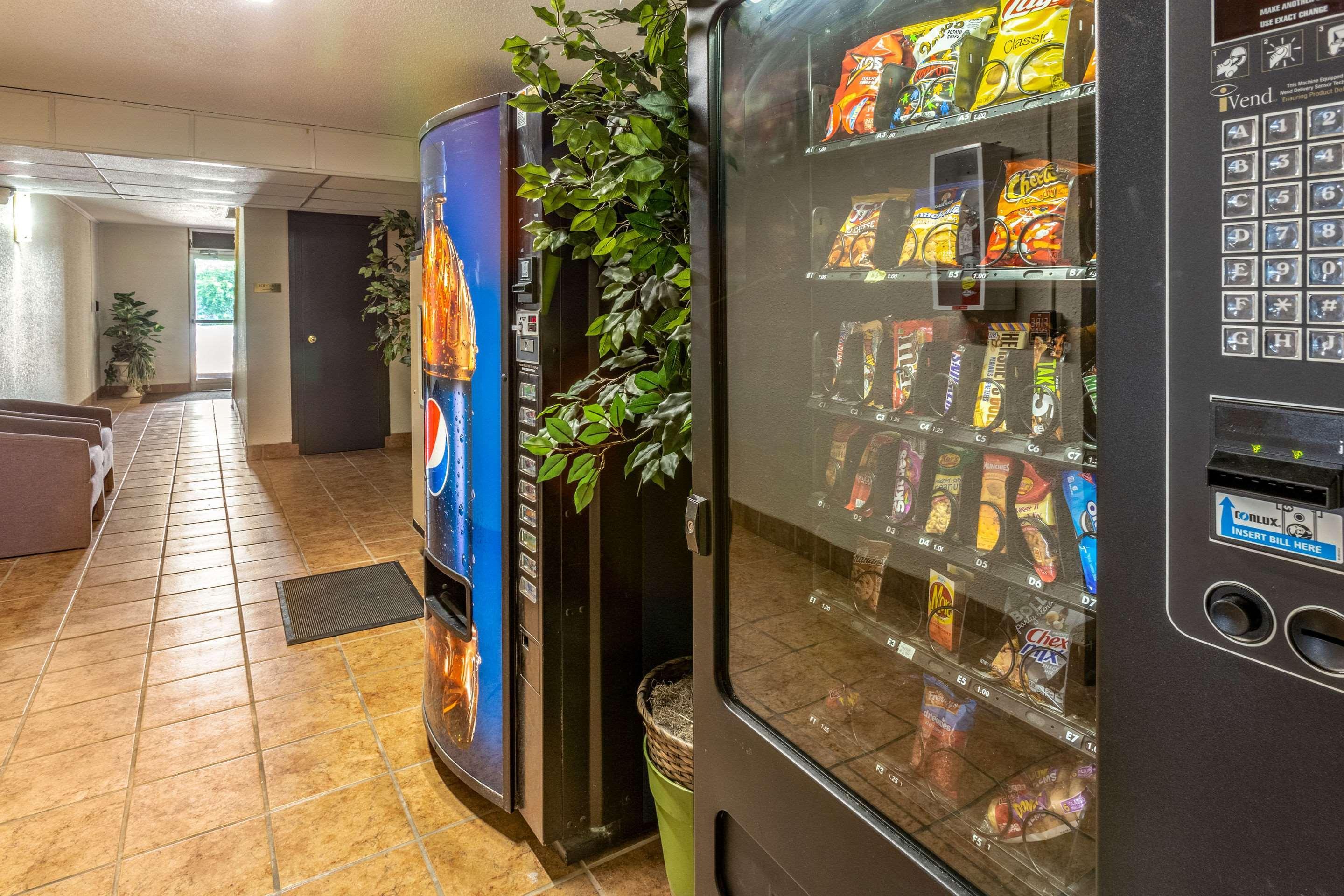 Econo Lodge Inn & Suites Нютън Екстериор снимка