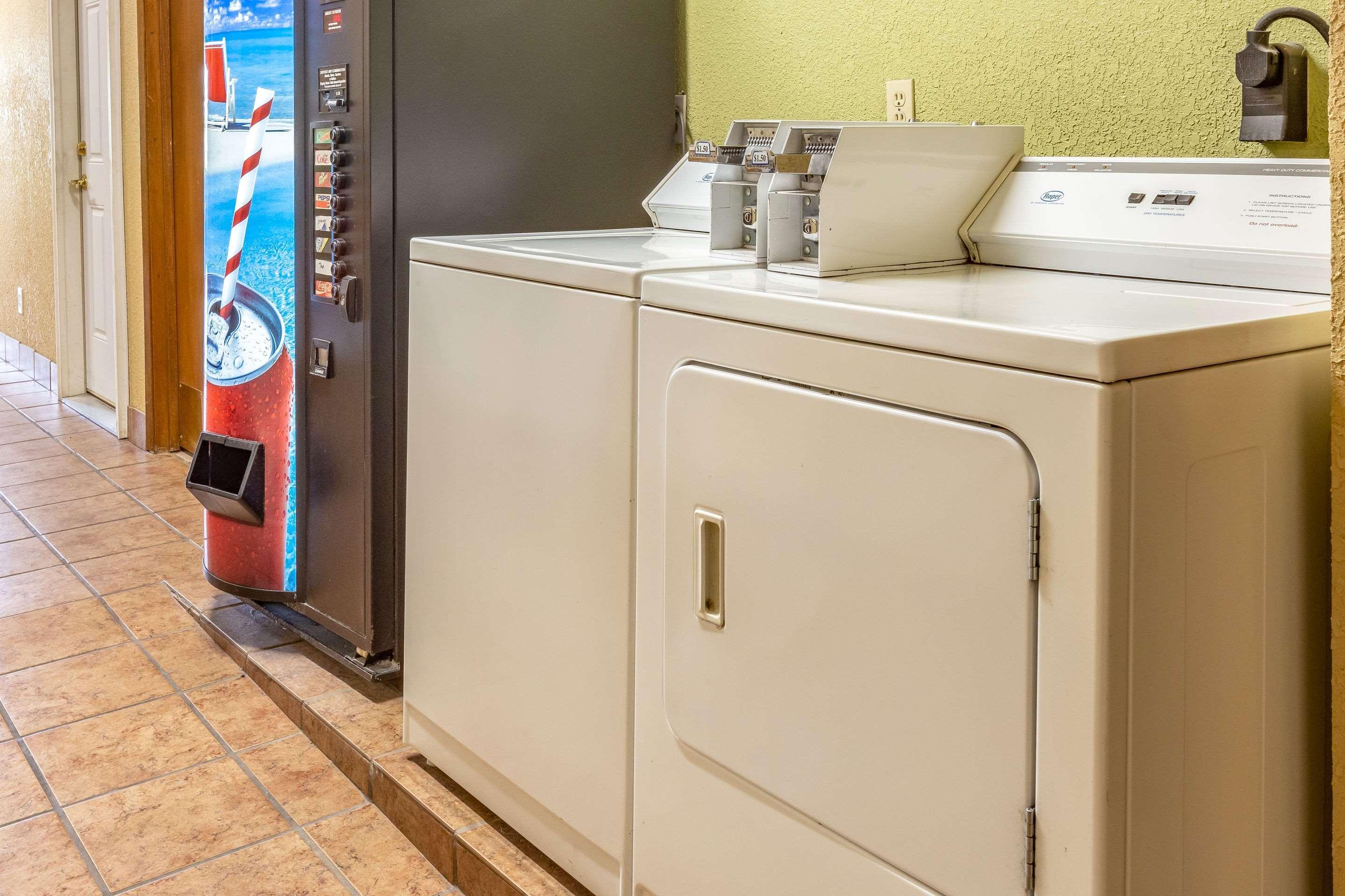 Econo Lodge Inn & Suites Нютън Екстериор снимка