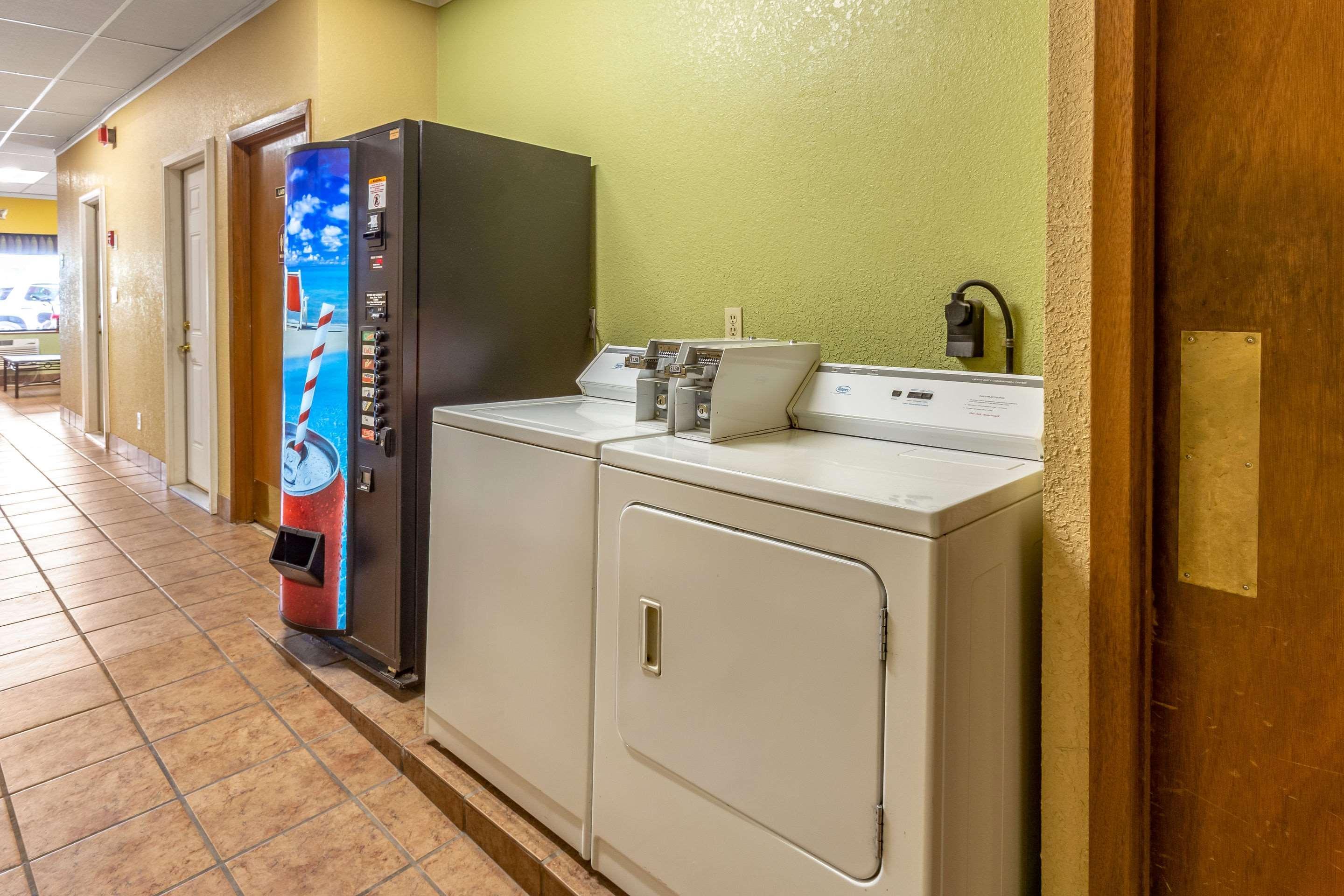 Econo Lodge Inn & Suites Нютън Екстериор снимка