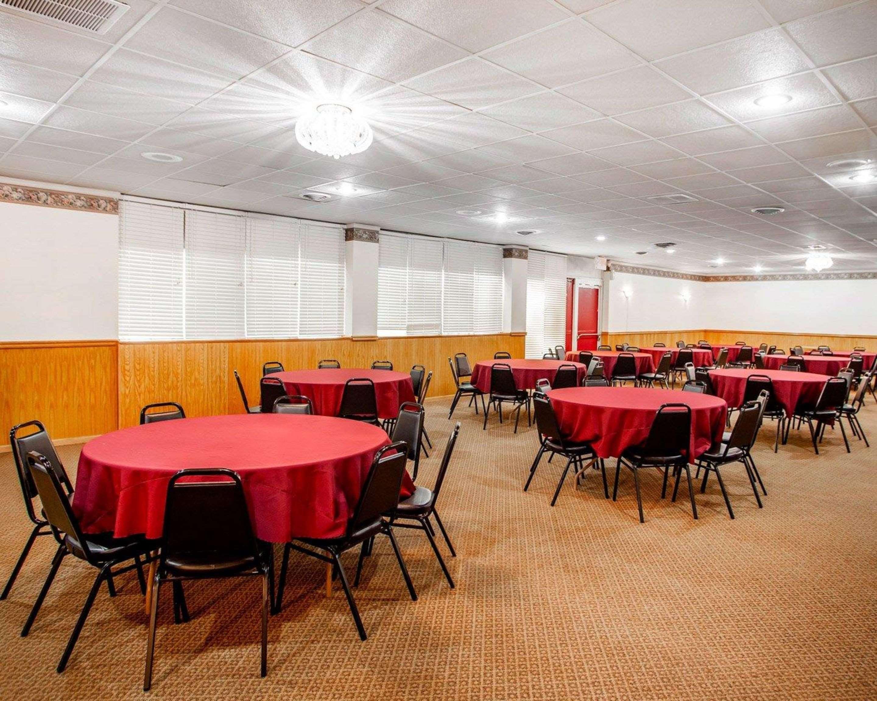 Econo Lodge Inn & Suites Нютън Екстериор снимка