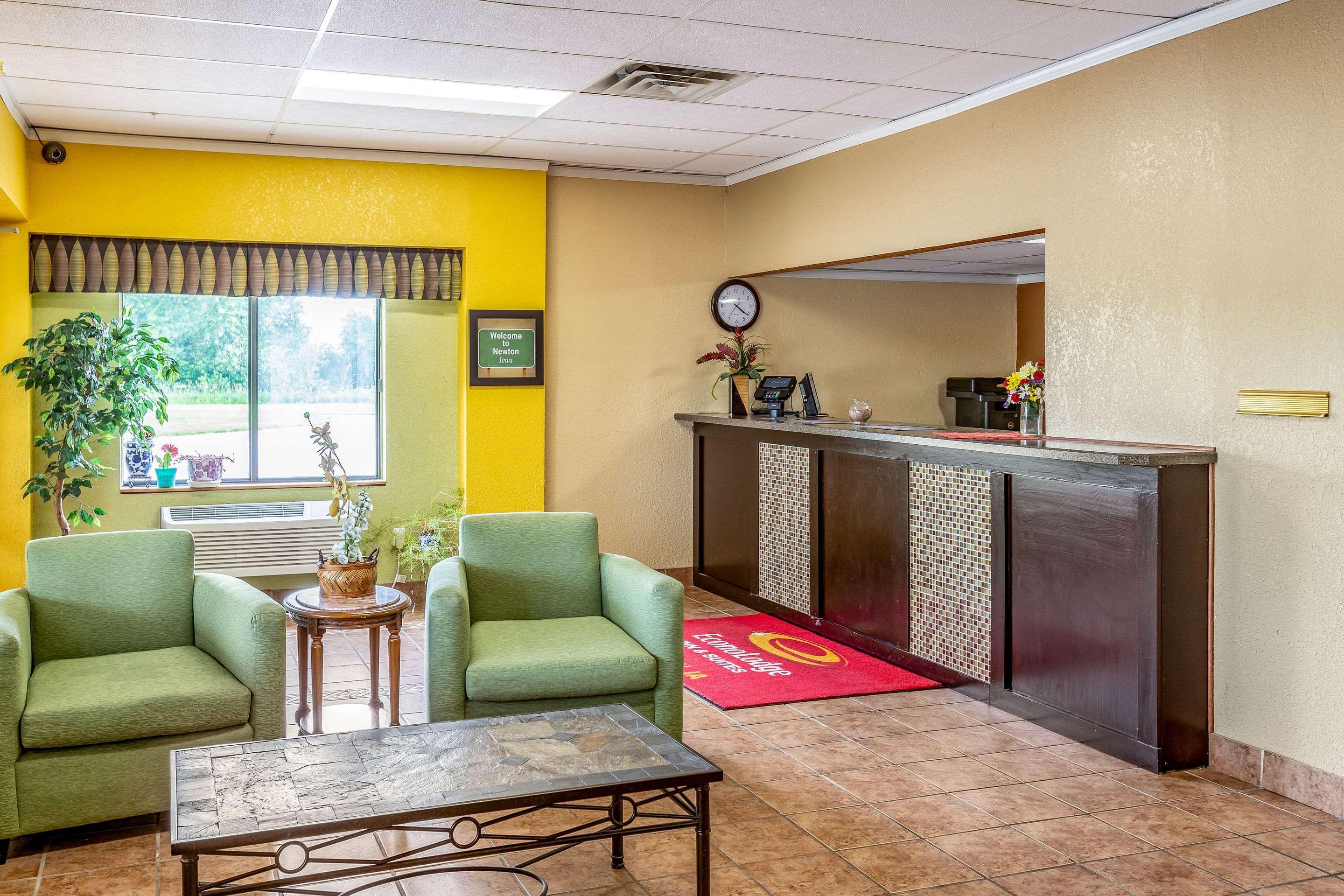 Econo Lodge Inn & Suites Нютън Екстериор снимка