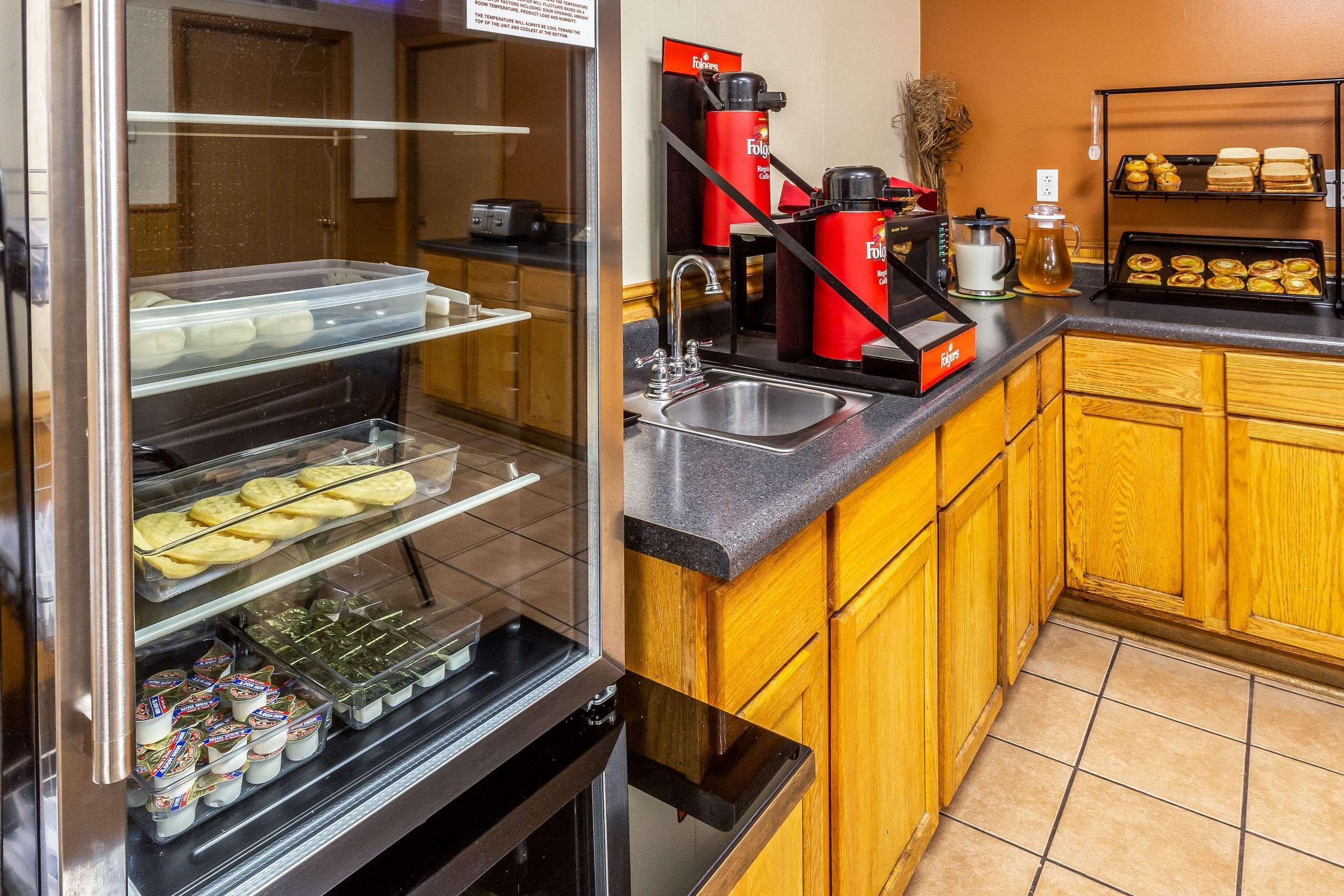 Econo Lodge Inn & Suites Нютън Екстериор снимка