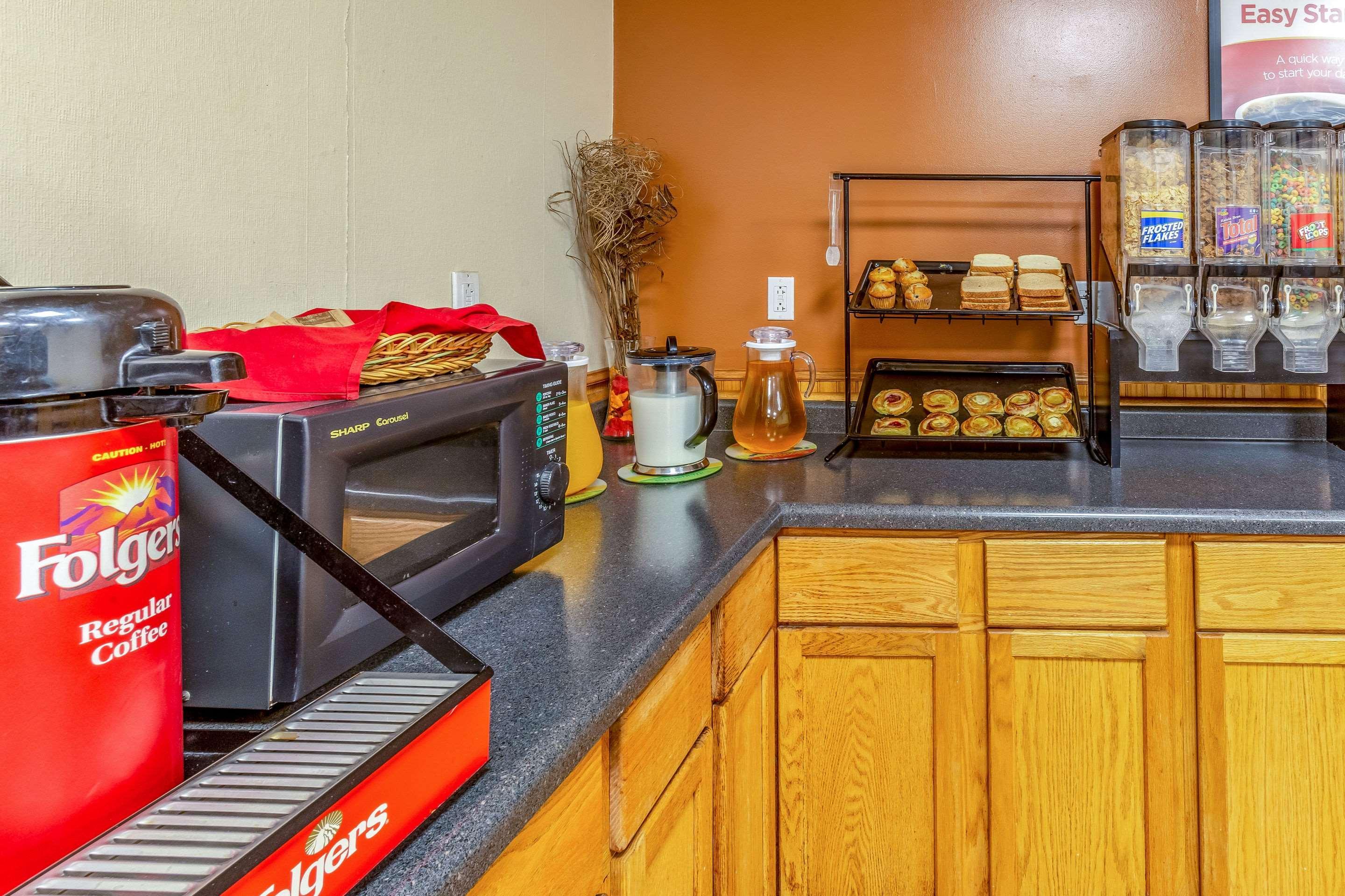 Econo Lodge Inn & Suites Нютън Екстериор снимка