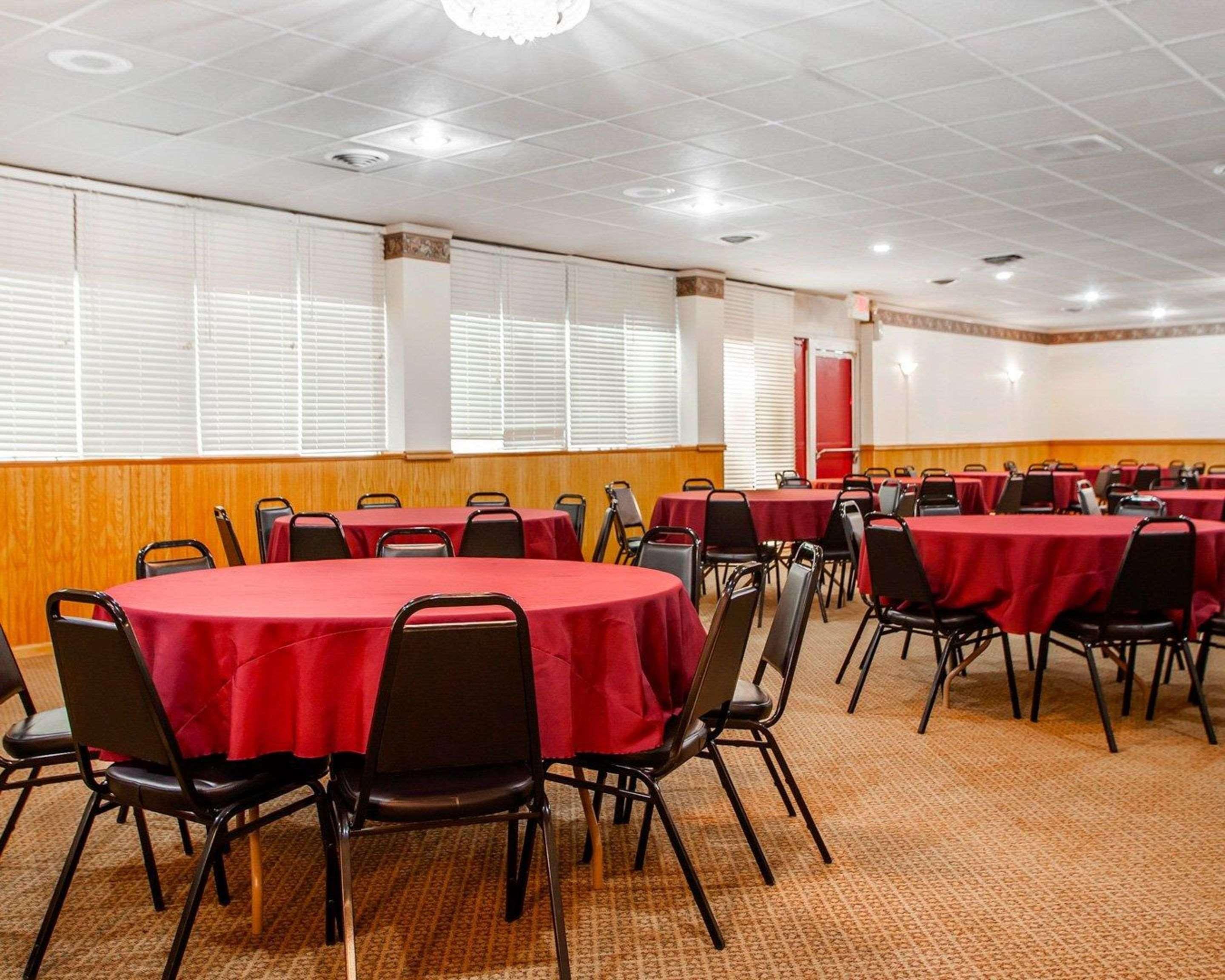 Econo Lodge Inn & Suites Нютън Екстериор снимка