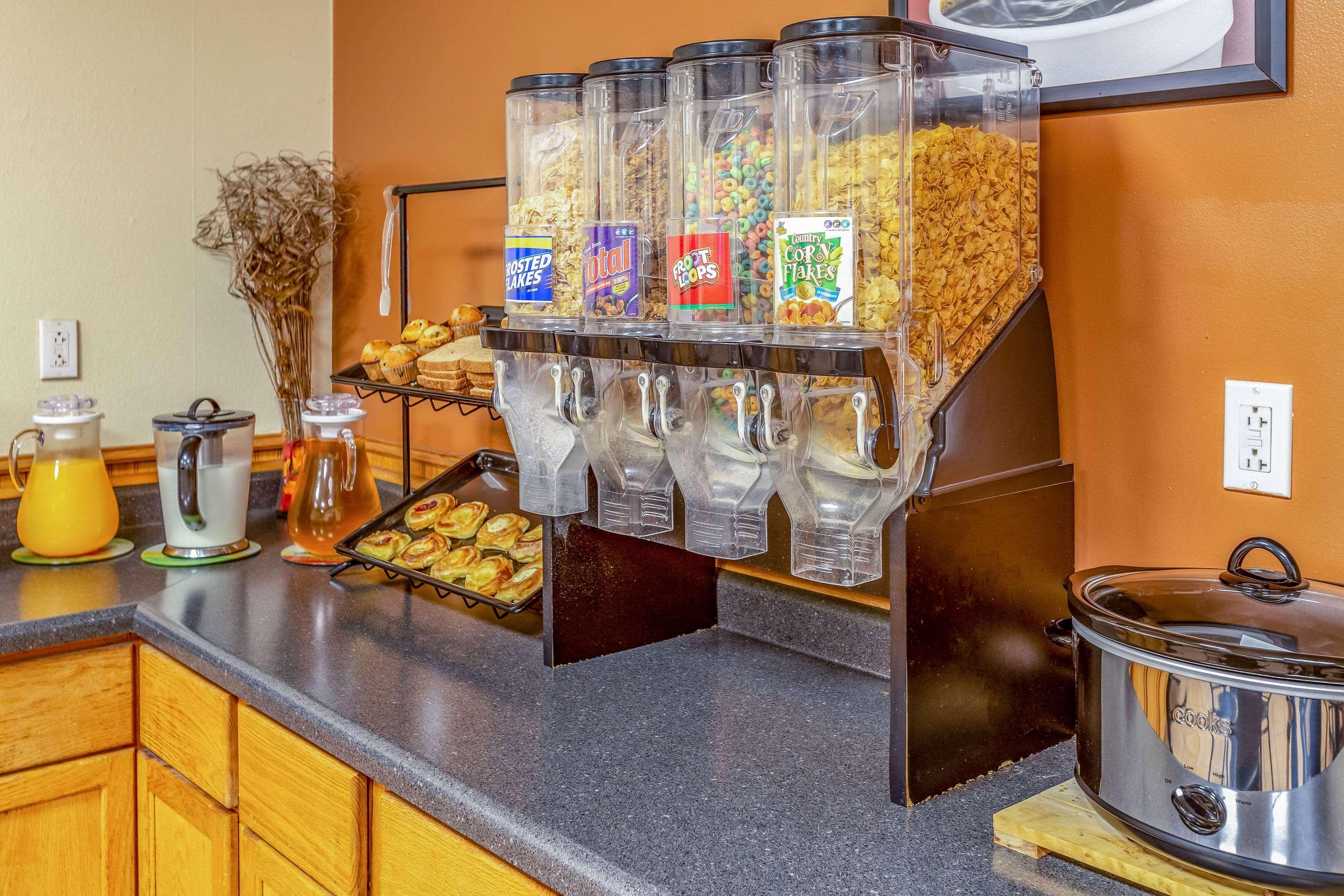 Econo Lodge Inn & Suites Нютън Екстериор снимка