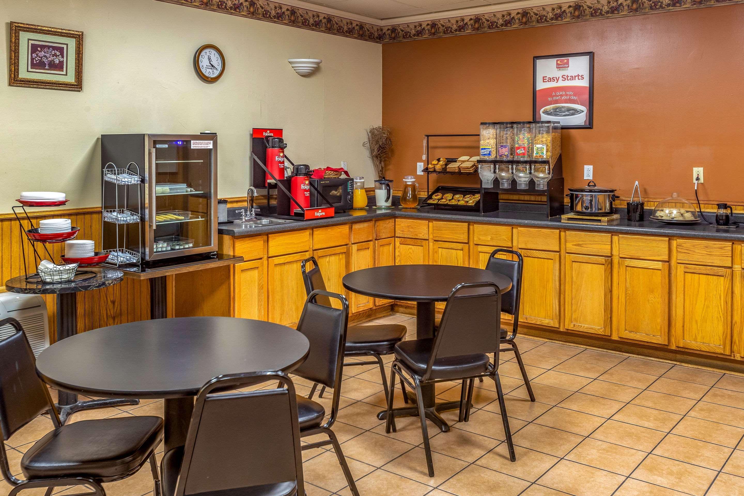 Econo Lodge Inn & Suites Нютън Екстериор снимка