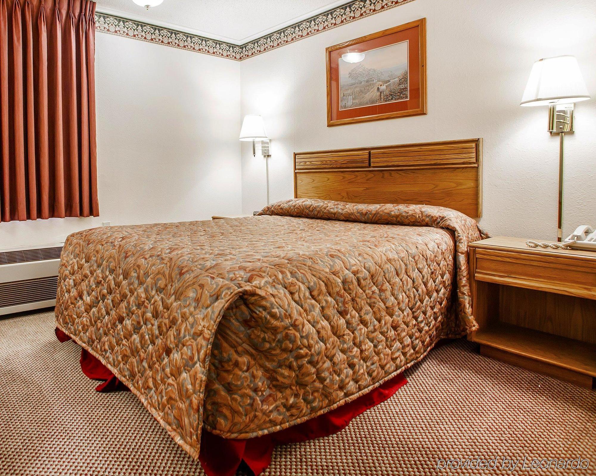 Econo Lodge Inn & Suites Нютън Екстериор снимка