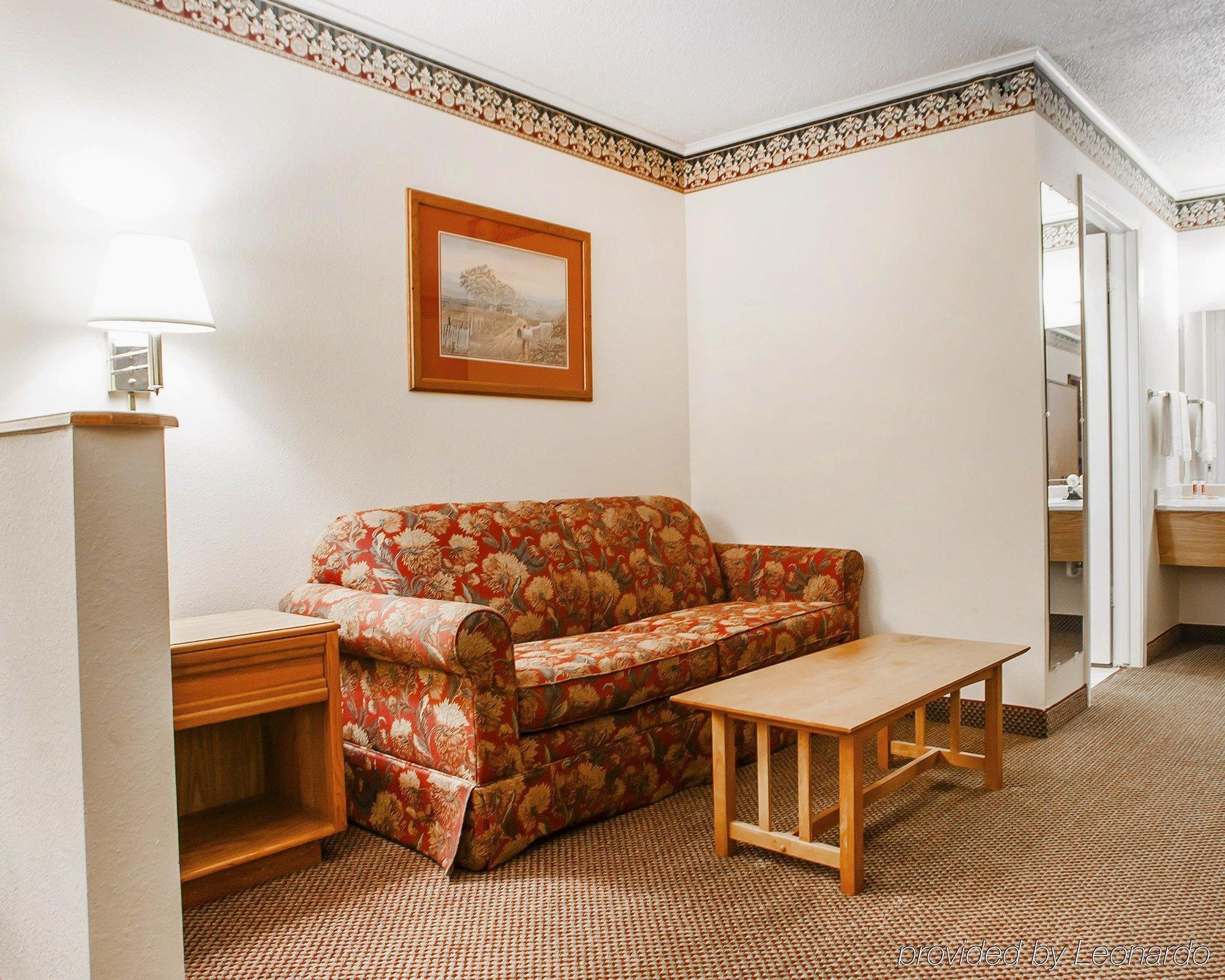Econo Lodge Inn & Suites Нютън Екстериор снимка