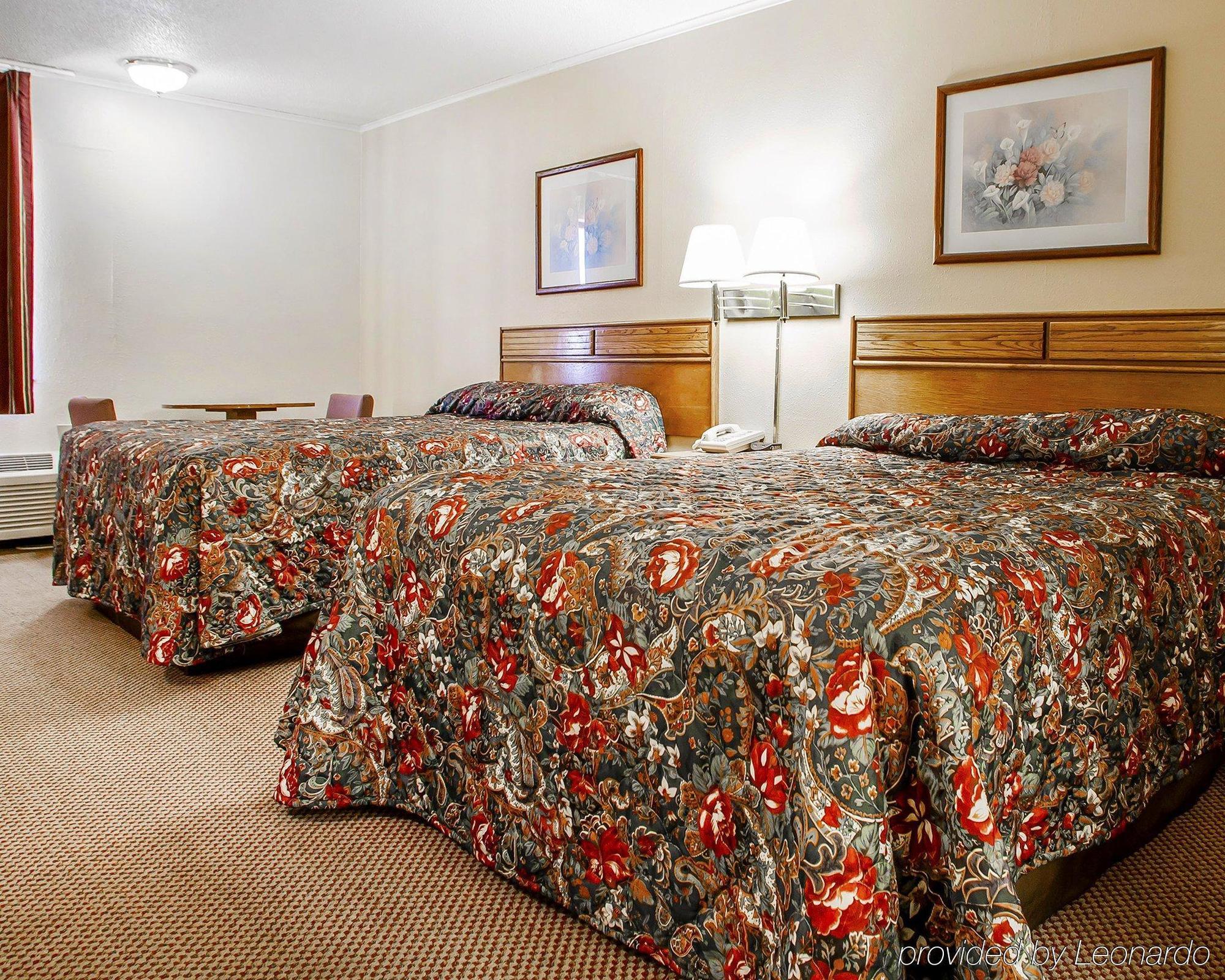 Econo Lodge Inn & Suites Нютън Екстериор снимка