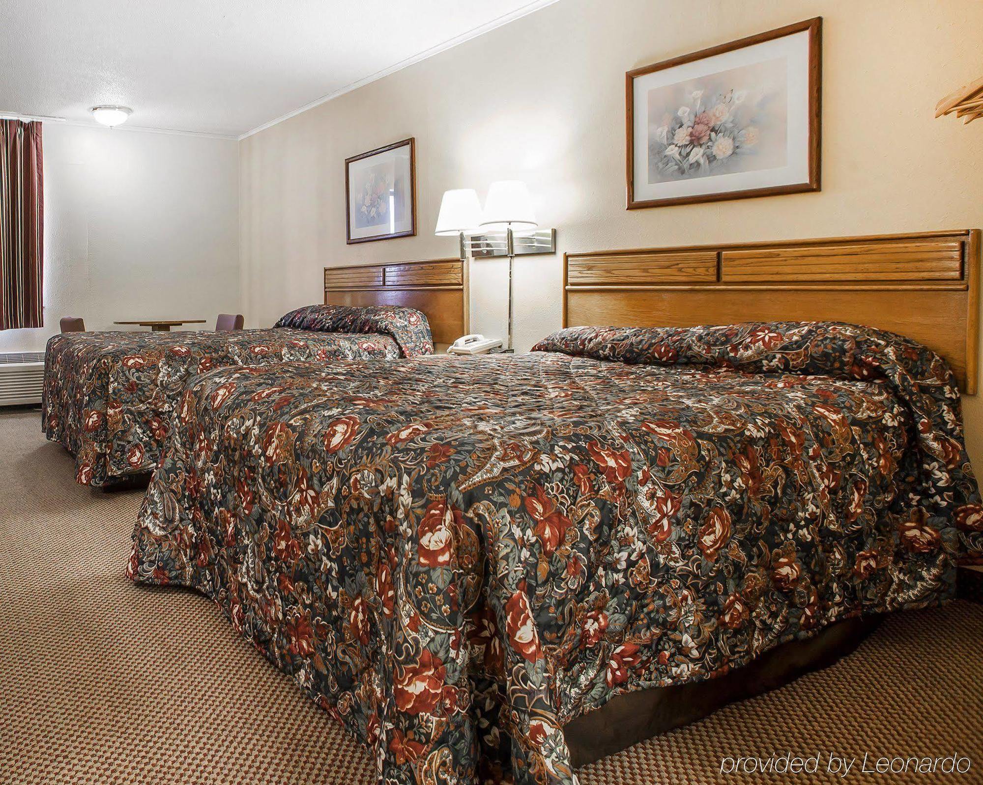 Econo Lodge Inn & Suites Нютън Екстериор снимка