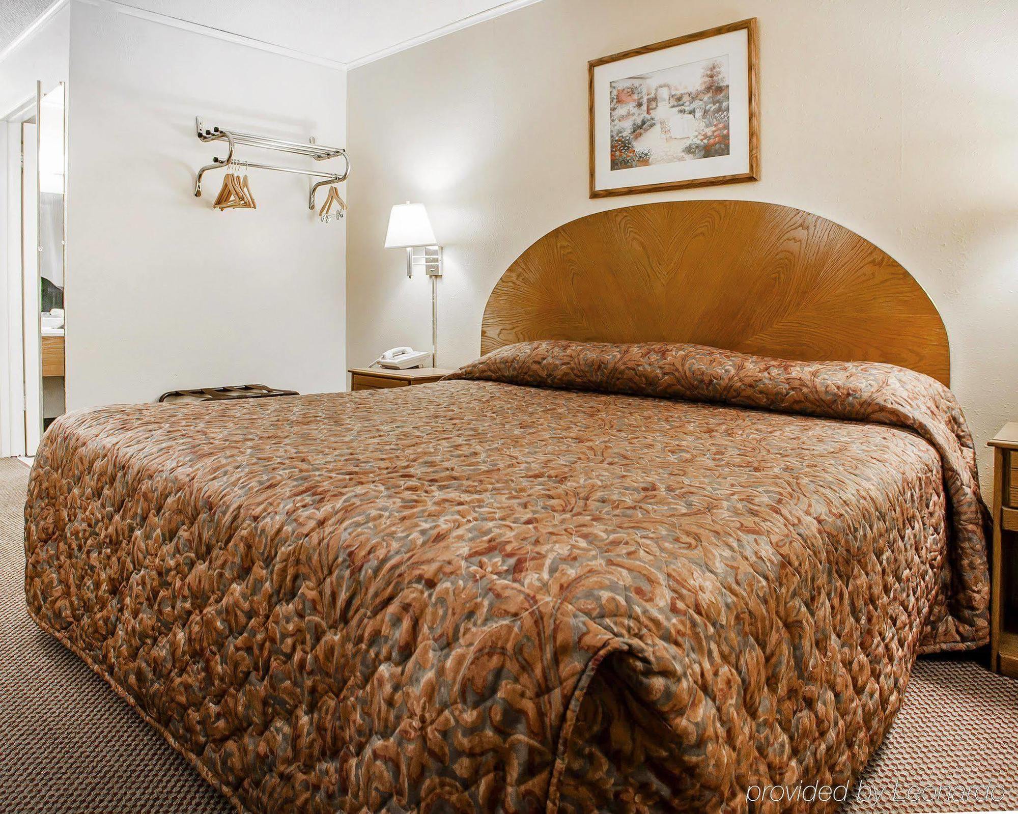 Econo Lodge Inn & Suites Нютън Екстериор снимка