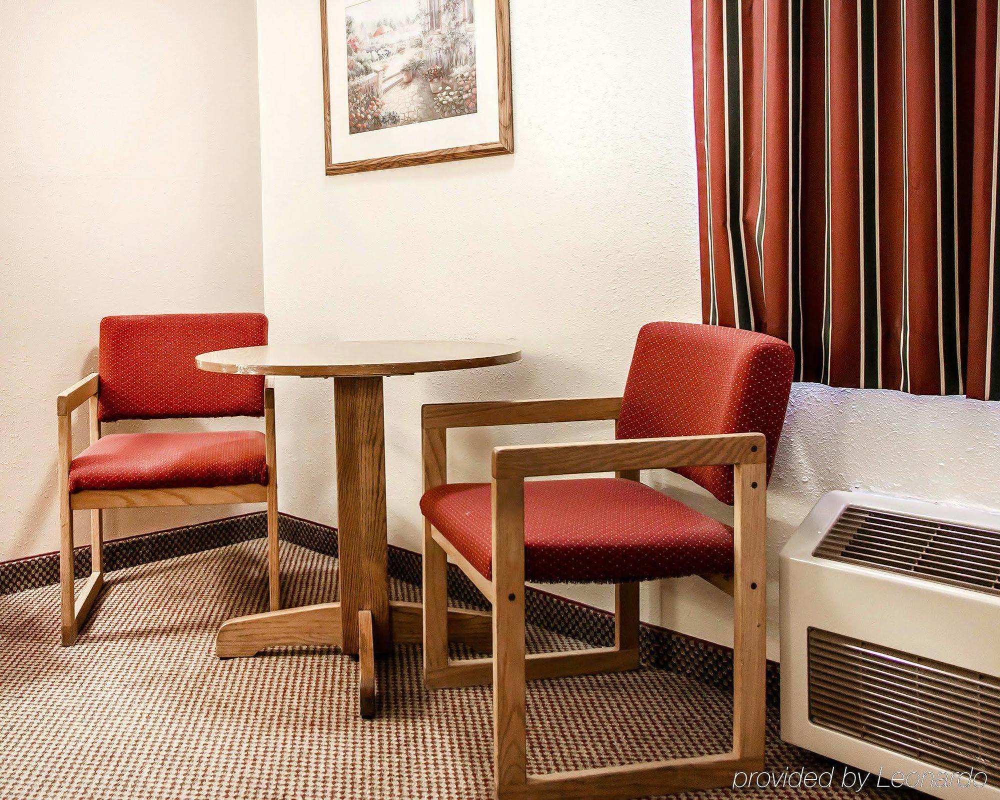 Econo Lodge Inn & Suites Нютън Екстериор снимка