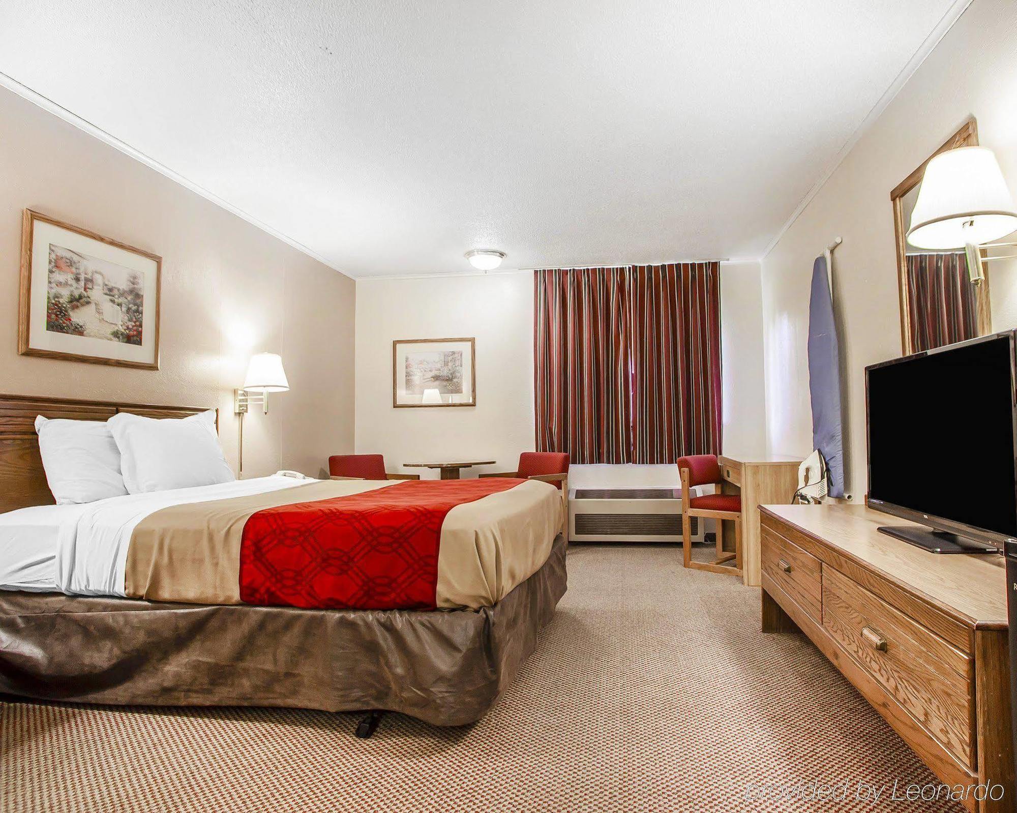 Econo Lodge Inn & Suites Нютън Екстериор снимка