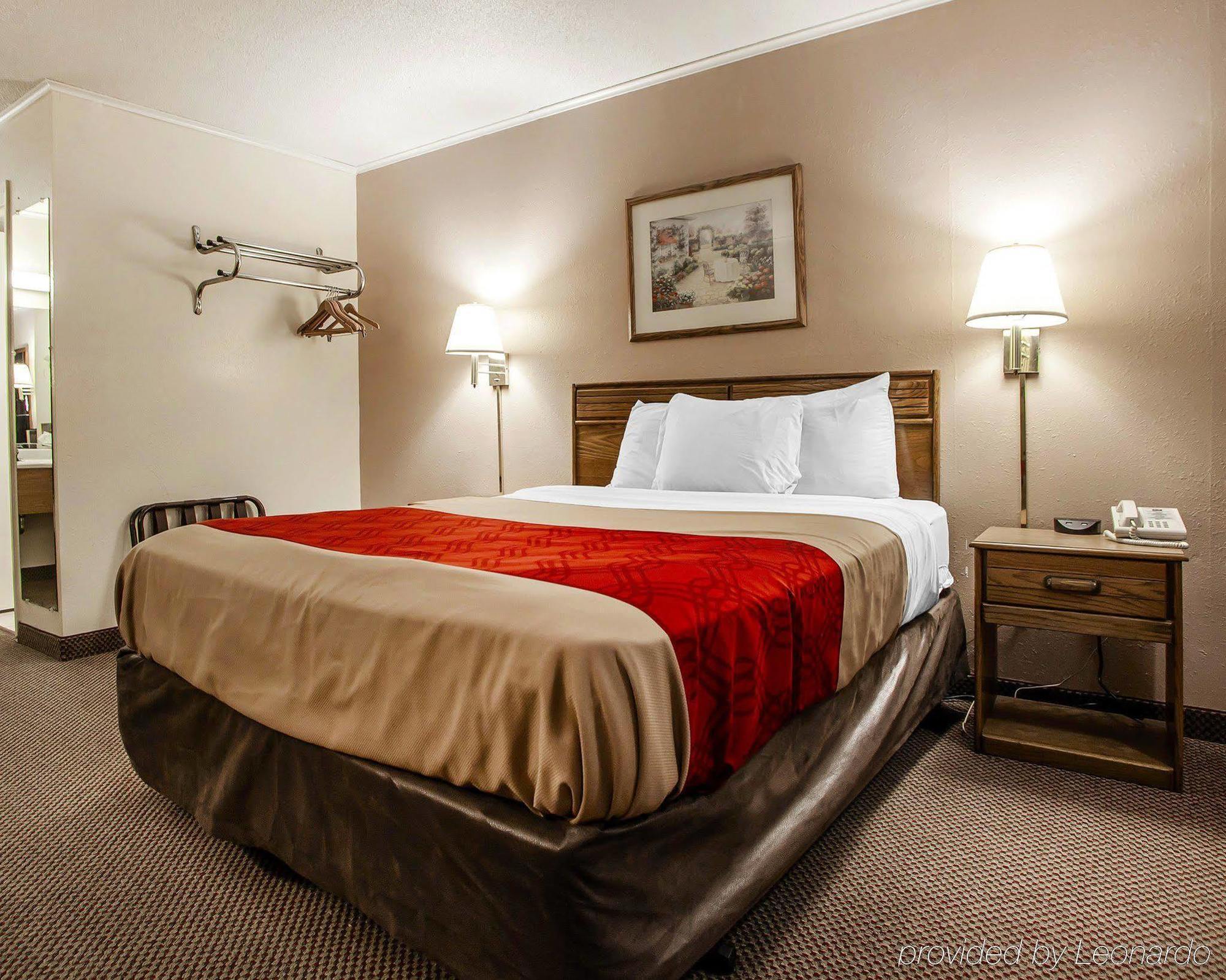 Econo Lodge Inn & Suites Нютън Екстериор снимка