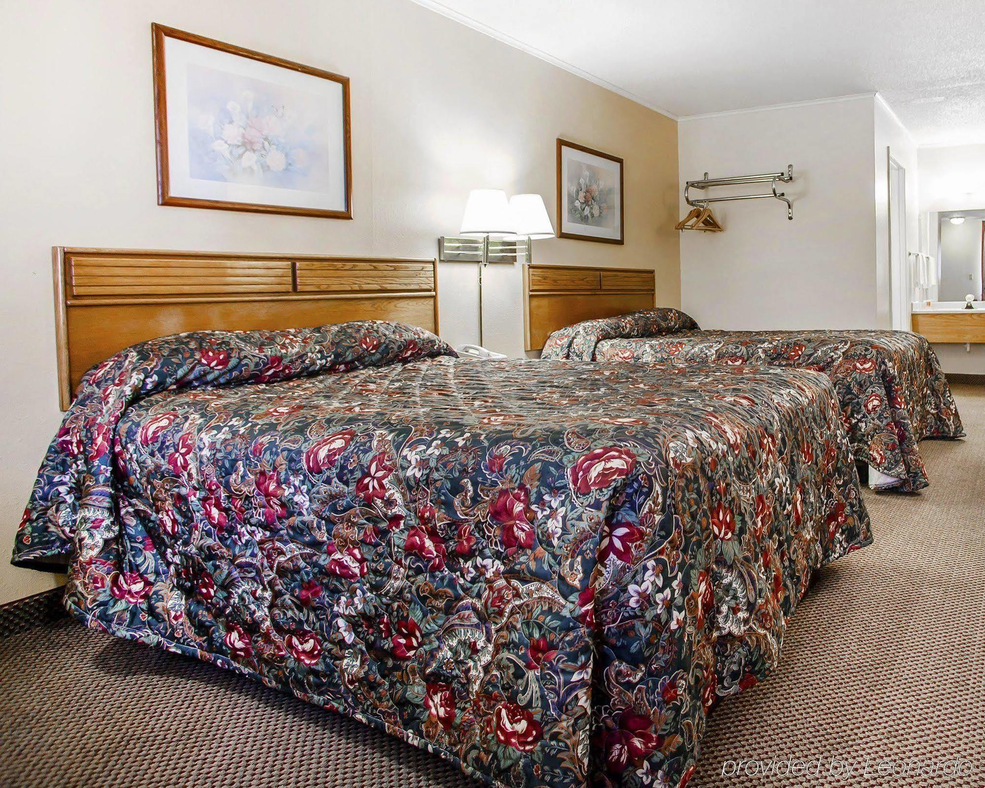 Econo Lodge Inn & Suites Нютън Екстериор снимка
