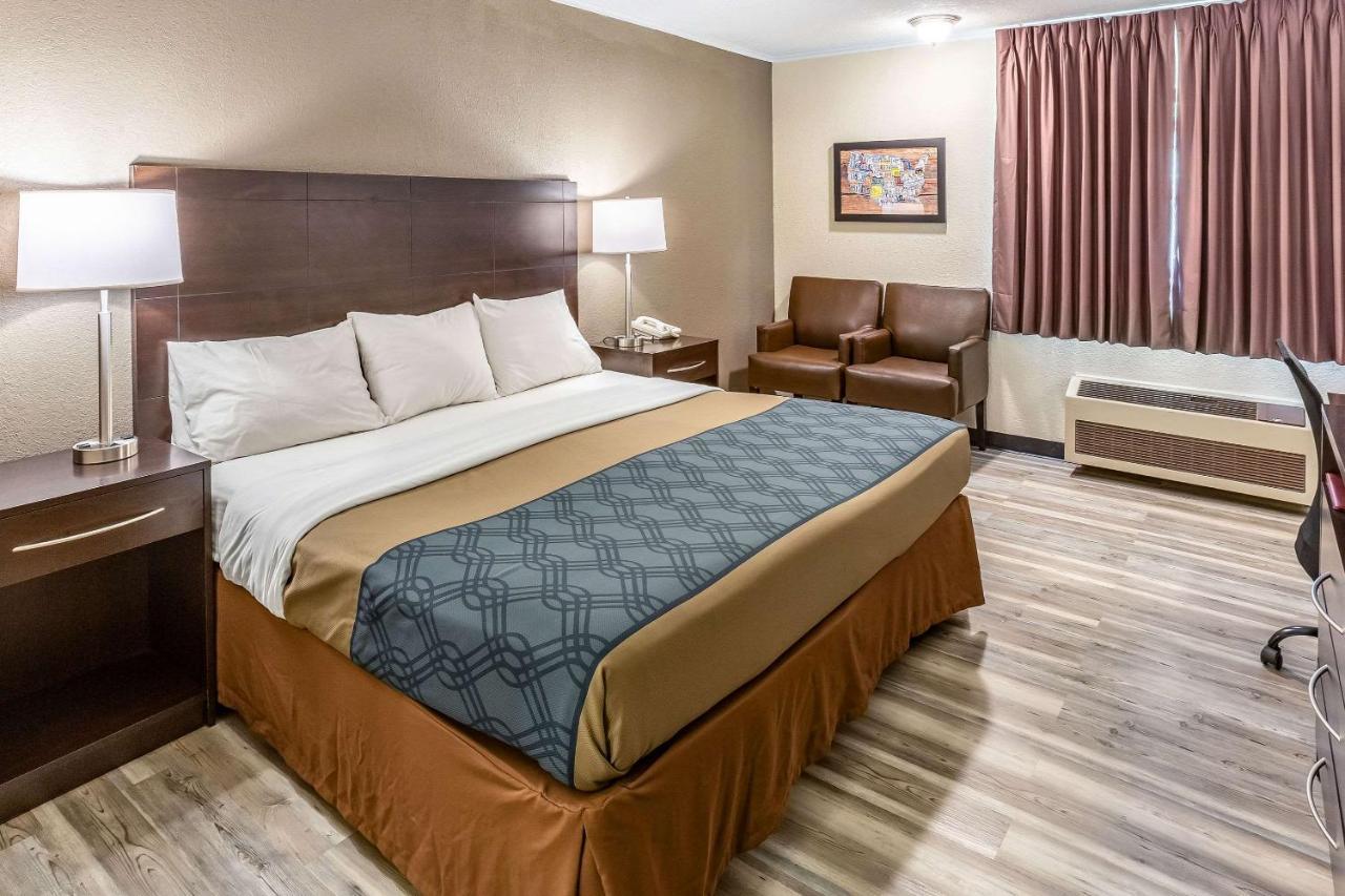 Econo Lodge Inn & Suites Нютън Екстериор снимка